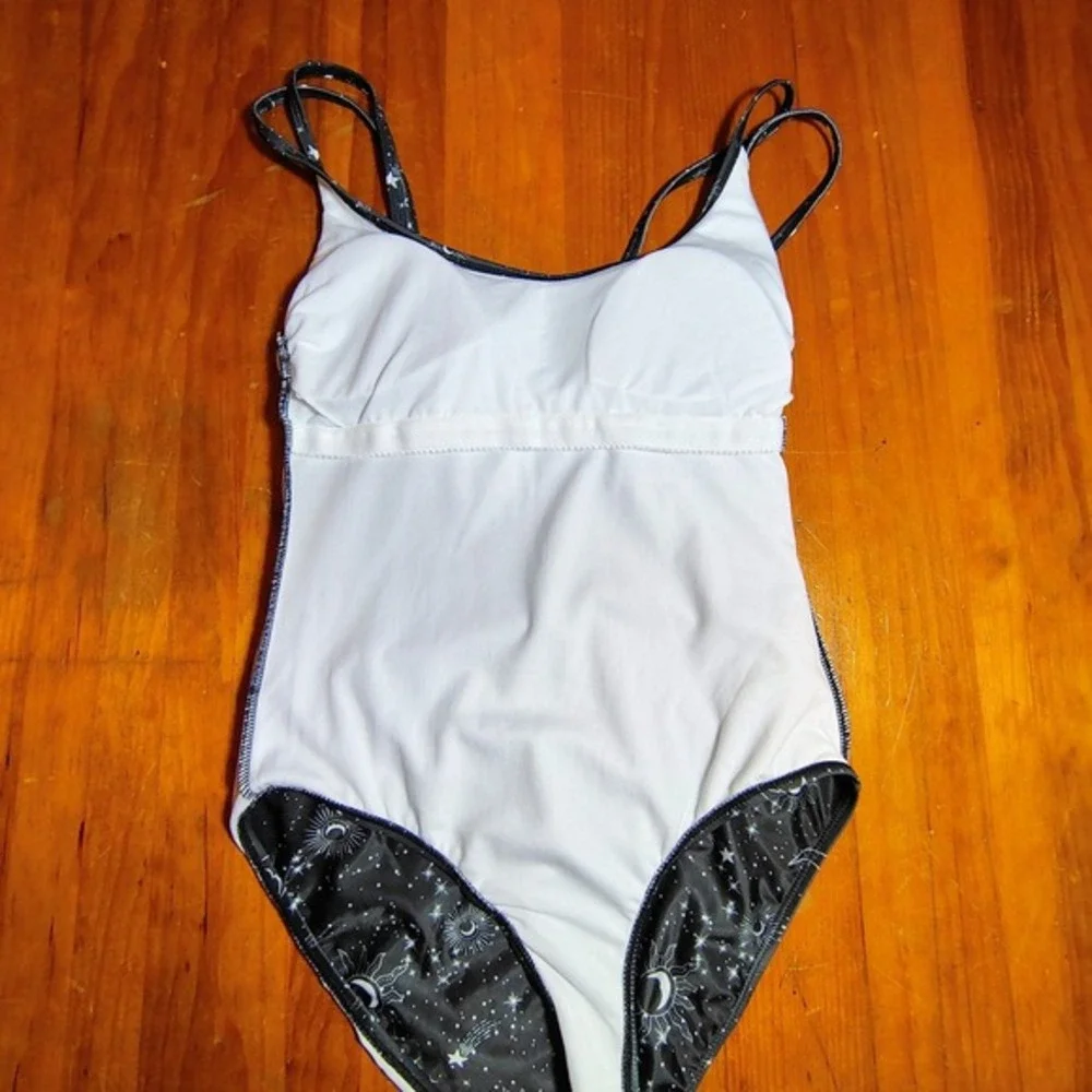 No Boundaries Gray Sun Moon Star Print One Piece Swimsuit - M‎ (7-9) pool